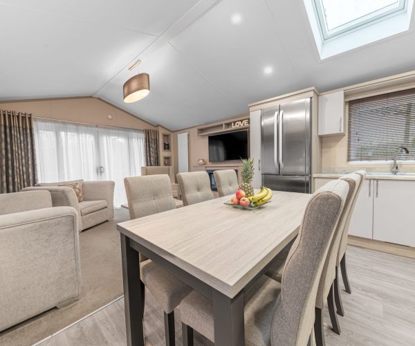 Dizzy Ducks Lodge Lounge/Kitchen