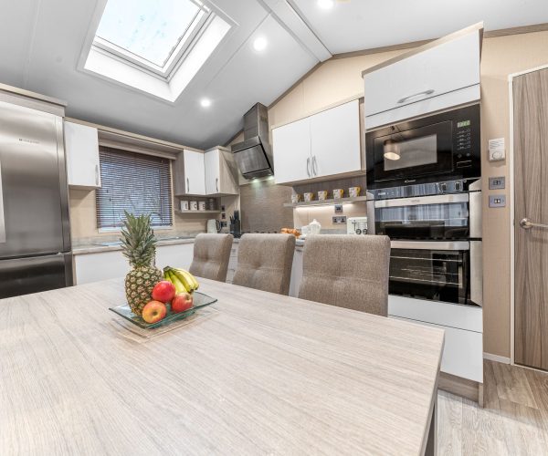 Dizzy Ducks Lodge Lounge/Kitchen