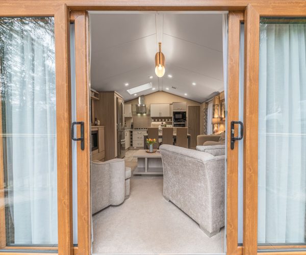 Dizzy Ducks Lodge Lounge/Kitchen