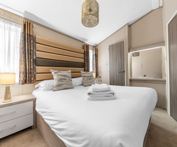 Dizzy Ducks Lodge Master Bedroom