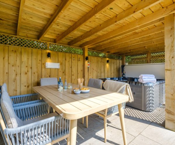 The Bolt Hole Hot tub/outdoor dining area