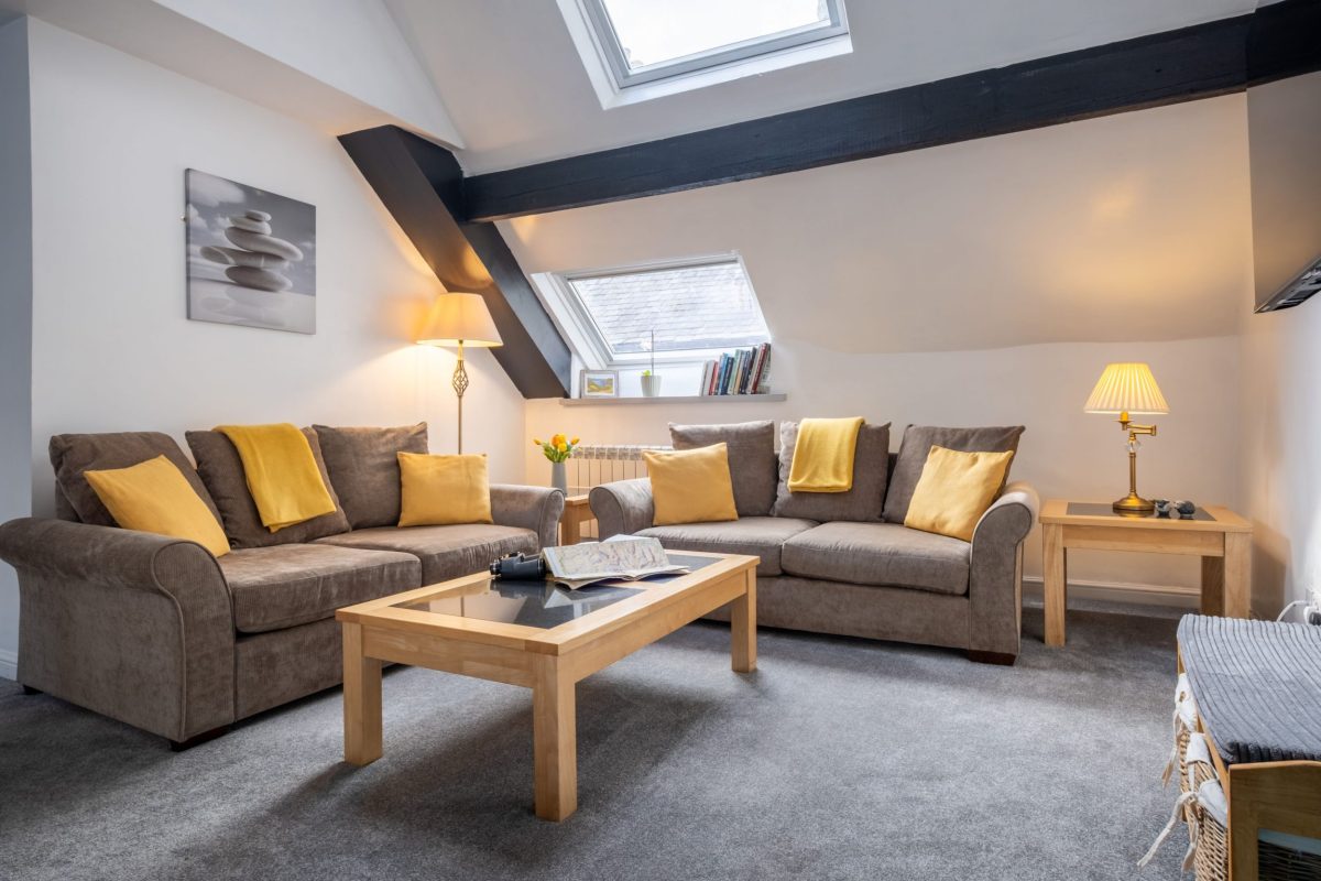 Old-Stables-Loft-Kendal-holiday-apartment-living-room-sofas